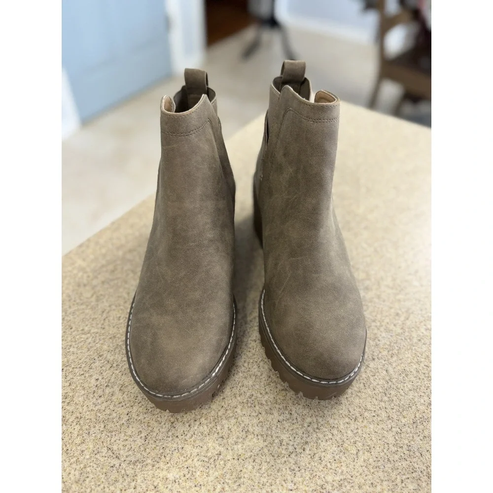 Dolce Vita Ladies Chelsea Boot Size 8 Rancher Wedge Ankle Booties NEW
